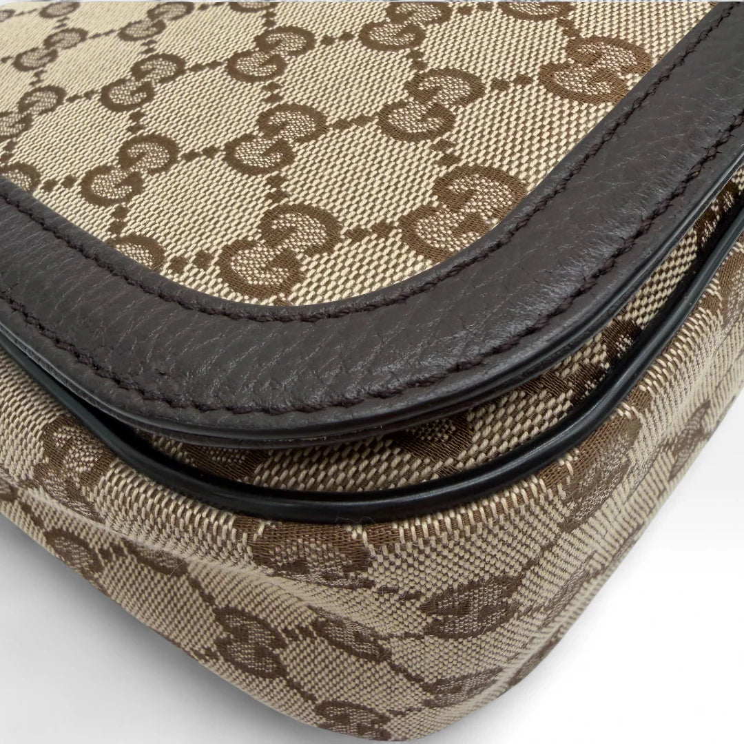 https://cdn.shopify.com/s/files/1/0564/9376/8855/files/Gucci_Messengertasche_Opidia_small_monogram_beige_vintage_GG1421.webp?v=1762430359