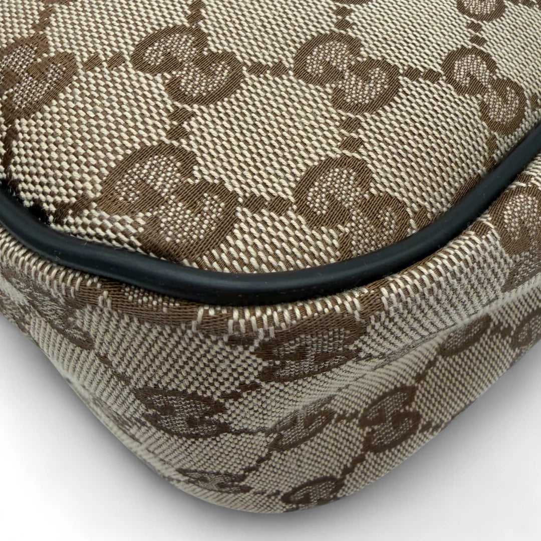 https://cdn.shopify.com/s/files/1/0564/9376/8855/files/Gucci_Messengertasche_Opidia_small_monogram_beige_vintage_GG1422.webp?v=1762430359