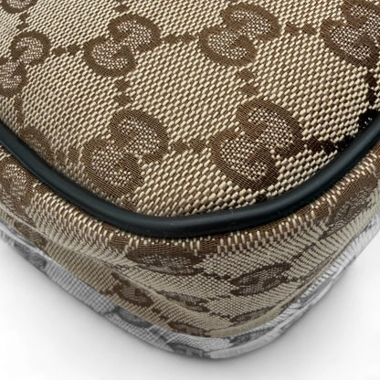 https://cdn.shopify.com/s/files/1/0564/9376/8855/files/Gucci_Messengertasche_Opidia_small_monogram_beige_vintage_GG1423.webp?v=1762430359