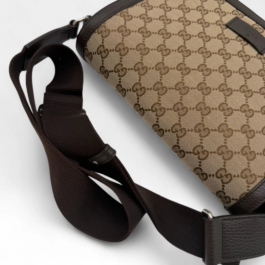 https://cdn.shopify.com/s/files/1/0564/9376/8855/files/Gucci_Messengertasche_Opidia_small_monogram_beige_vintage_GG1424.webp?v=1762430359