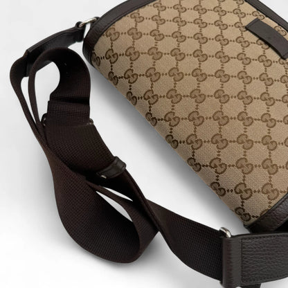 https://cdn.shopify.com/s/files/1/0564/9376/8855/files/Gucci_Messengertasche_Opidia_small_monogram_beige_vintage_GG1424.webp?v=1762430359