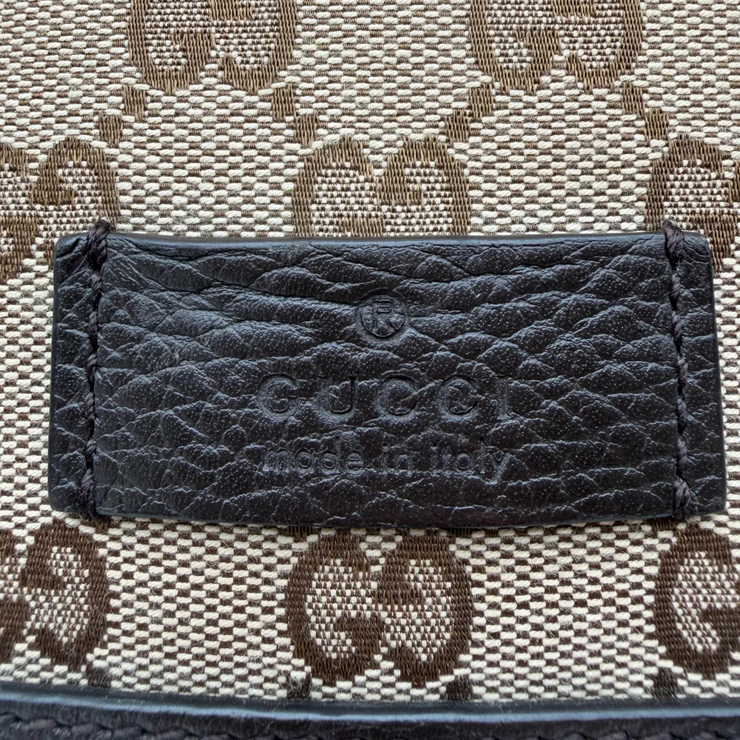 https://cdn.shopify.com/s/files/1/0564/9376/8855/files/Gucci_Messengertasche_Opidia_small_monogram_beige_vintage_GG1425.webp?v=1762430359