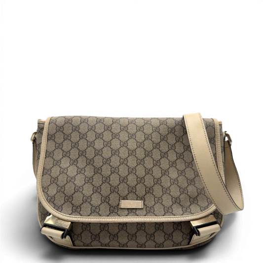 https://cdn.shopify.com/s/files/1/0564/9376/8855/files/Gucci_Messengertasche_mit_zwei_Schnallen_monogram_beige_vintage_GG6983.webp?v=1778153450