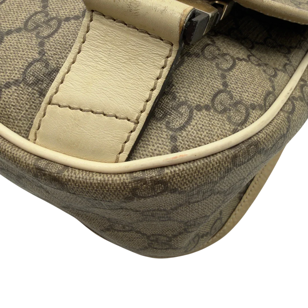 https://cdn.shopify.com/s/files/1/0564/9376/8855/files/Gucci_Messengertasche_mit_zwei_Schnallen_monogram_beige_vintage_GG6988.webp?v=1778153450