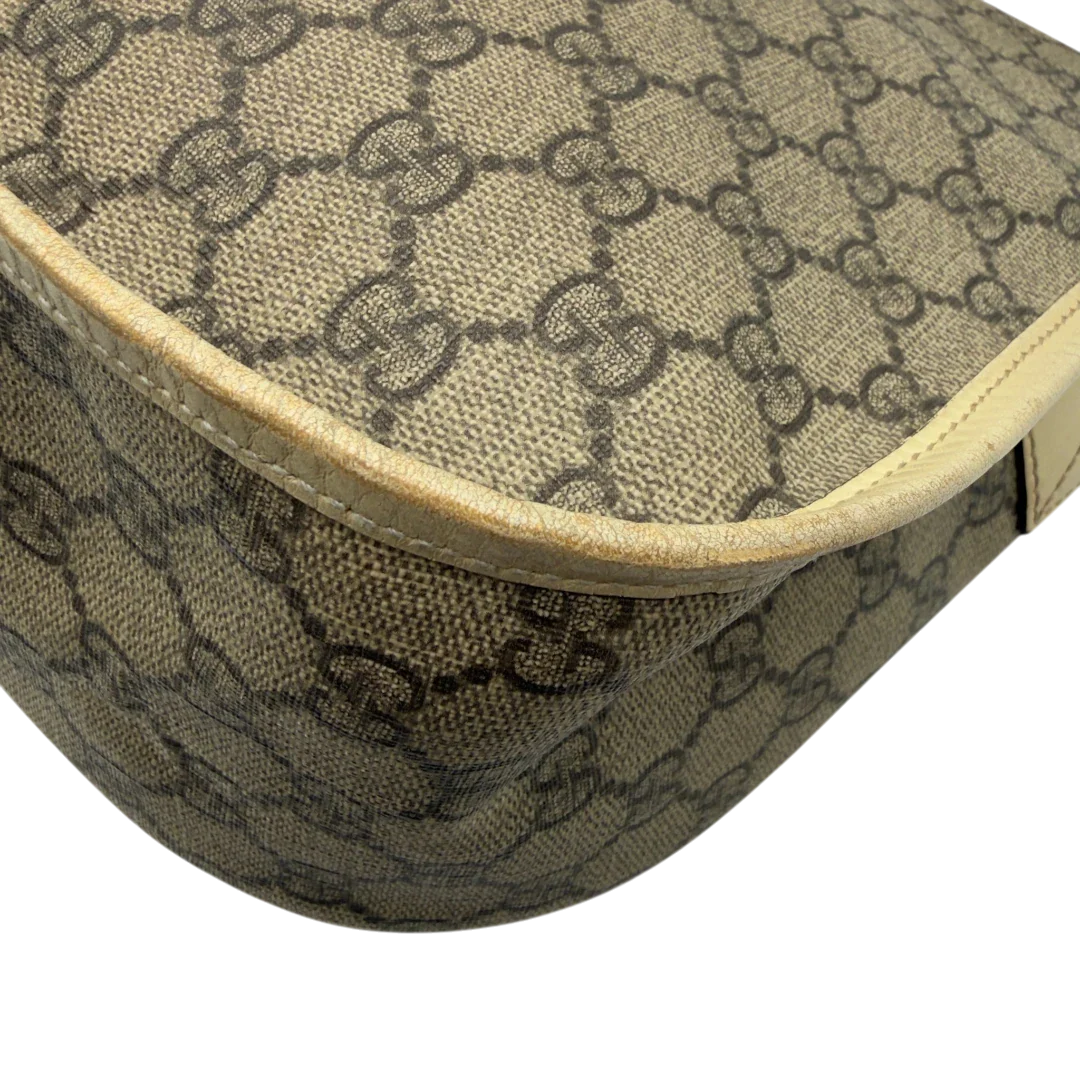 https://cdn.shopify.com/s/files/1/0564/9376/8855/files/Gucci_Messengertasche_mit_zwei_Schnallen_monogram_beige_vintage_GG6990.webp?v=1778153451