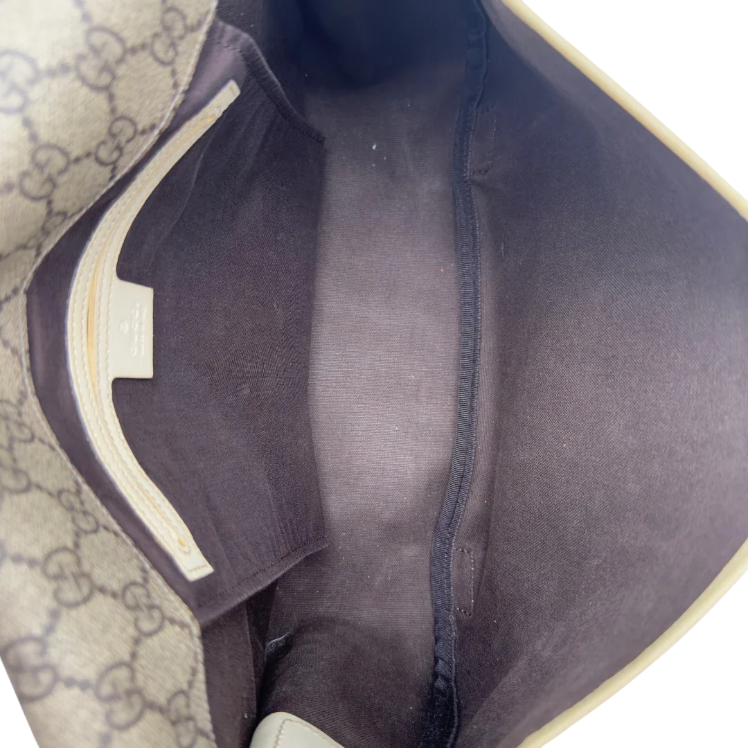 https://cdn.shopify.com/s/files/1/0564/9376/8855/files/Gucci_Messengertasche_mit_zwei_Schnallen_monogram_beige_vintage_GG6997.webp?v=1778153450