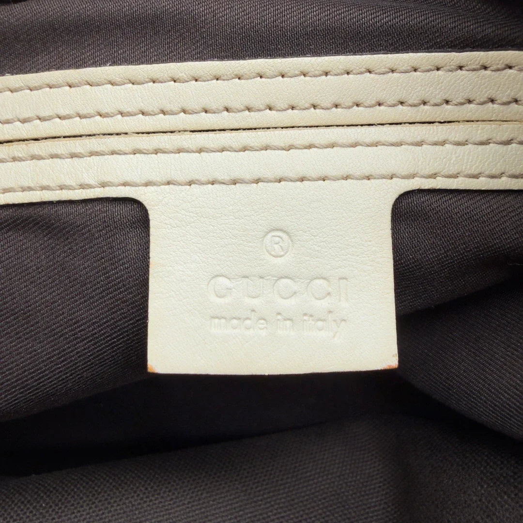 https://cdn.shopify.com/s/files/1/0564/9376/8855/files/Gucci_Messengertasche_mit_zwei_Schnallen_monogram_beige_vintage_GG6998.webp?v=1778153451
