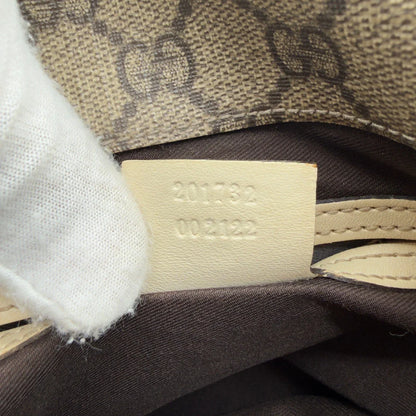 https://cdn.shopify.com/s/files/1/0564/9376/8855/files/Gucci_Messengertasche_mit_zwei_Schnallen_monogram_beige_vintage_GG6999.webp?v=1778153451