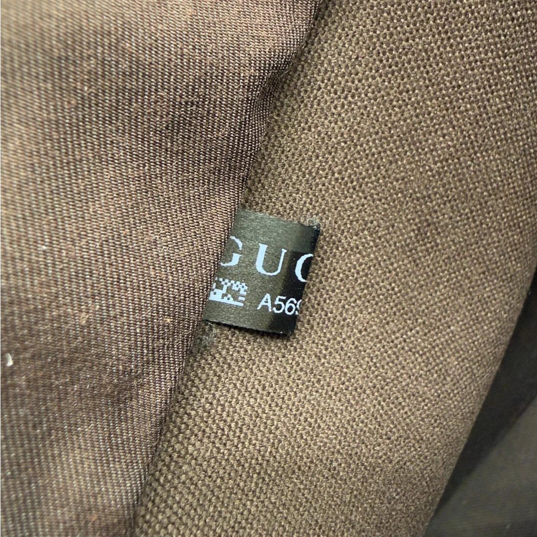 https://cdn.shopify.com/s/files/1/0564/9376/8855/files/Gucci_Messengertasche_mit_zwei_Schnallen_monogram_beige_vintage_GG7001.webp?v=1778153451