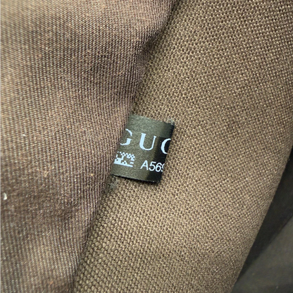https://cdn.shopify.com/s/files/1/0564/9376/8855/files/Gucci_Messengertasche_mit_zwei_Schnallen_monogram_beige_vintage_GG7001.webp?v=1778153451