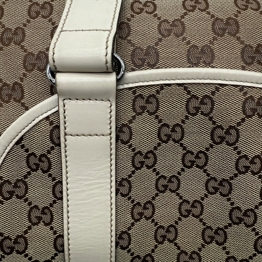 https://cdn.shopify.com/s/files/1/0564/9376/8855/files/Gucci_Messengertasche_monogram_beige_vintage_GG_Messengerbags1439.webp?v=1761870320
