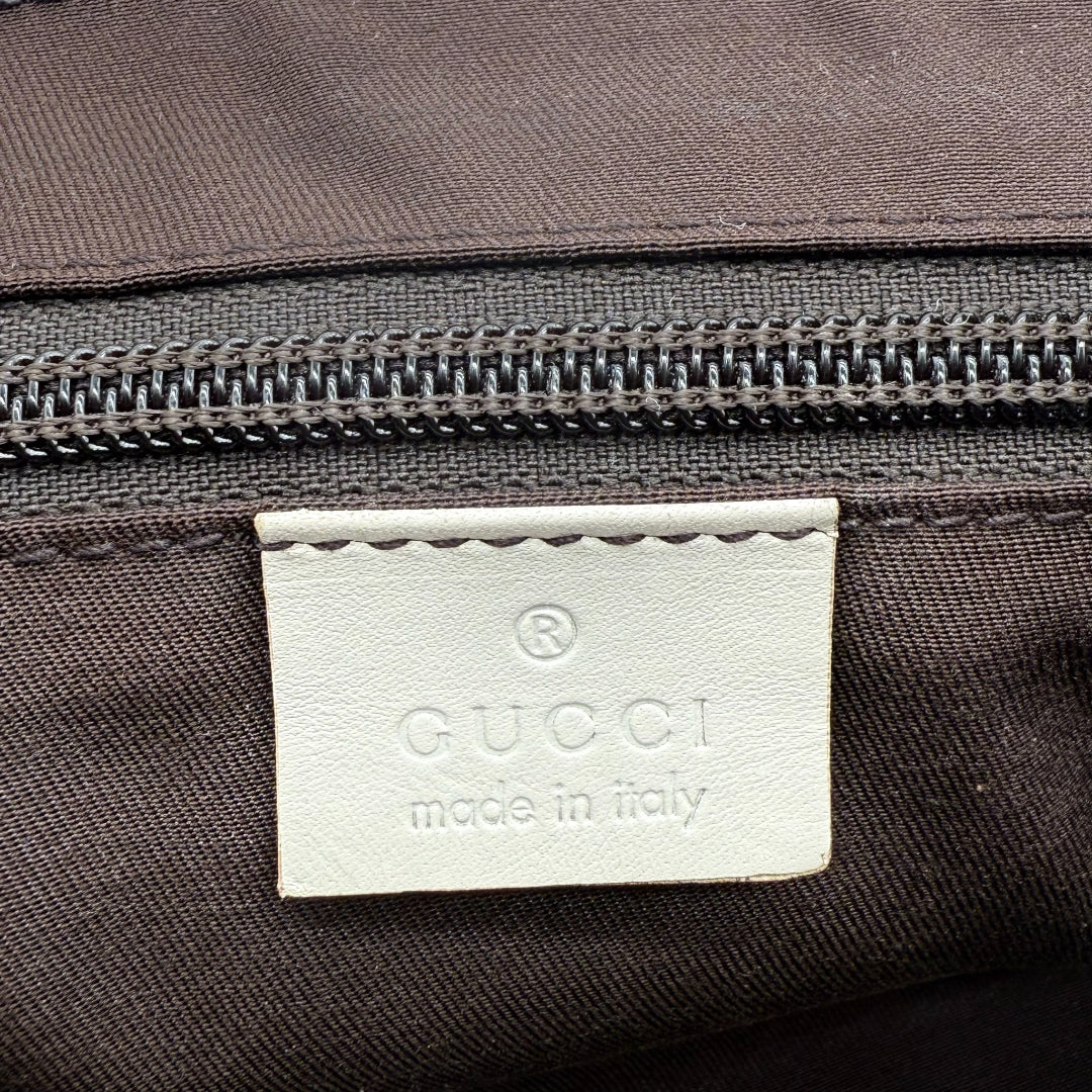 https://cdn.shopify.com/s/files/1/0564/9376/8855/files/Gucci_Messengertasche_monogram_beige_vintage_GG_Messengerbags1444.webp?v=1761870320