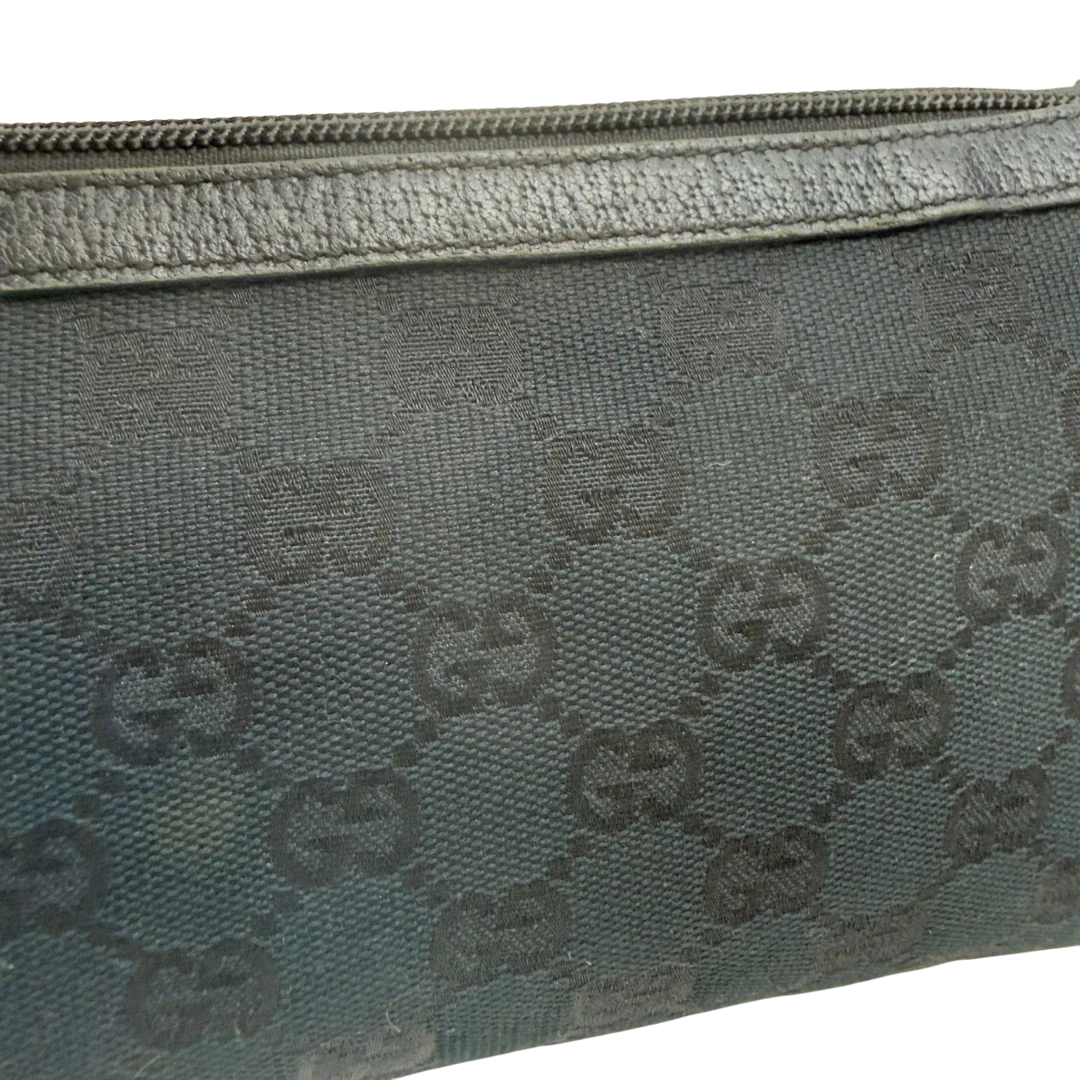 https://cdn.shopify.com/s/files/1/0564/9376/8855/files/Gucci_Pochette_Abbey_monogram_schwarz_16.webp?v=1783512079