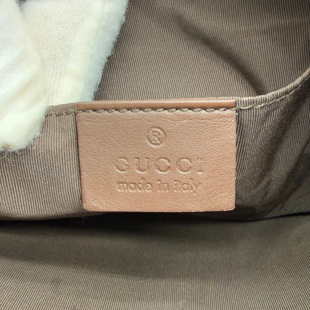 https://cdn.shopify.com/s/files/1/0564/9376/8855/files/Gucci_Pochette_Croissant_monogram_dunkelbraun_vintage_GG7545.webp?v=1779290829