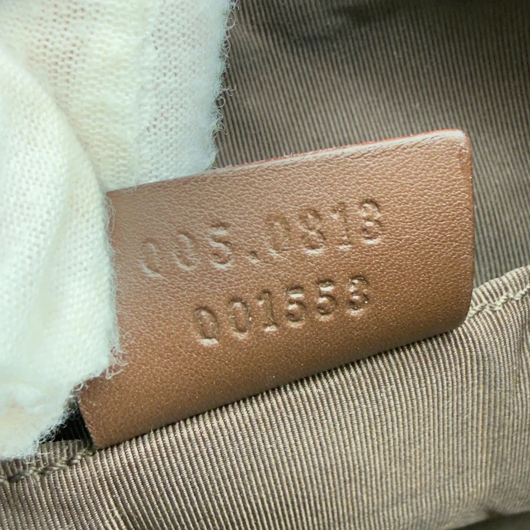 https://cdn.shopify.com/s/files/1/0564/9376/8855/files/Gucci_Pochette_Croissant_monogram_dunkelbraun_vintage_GG7546.webp?v=1779290829