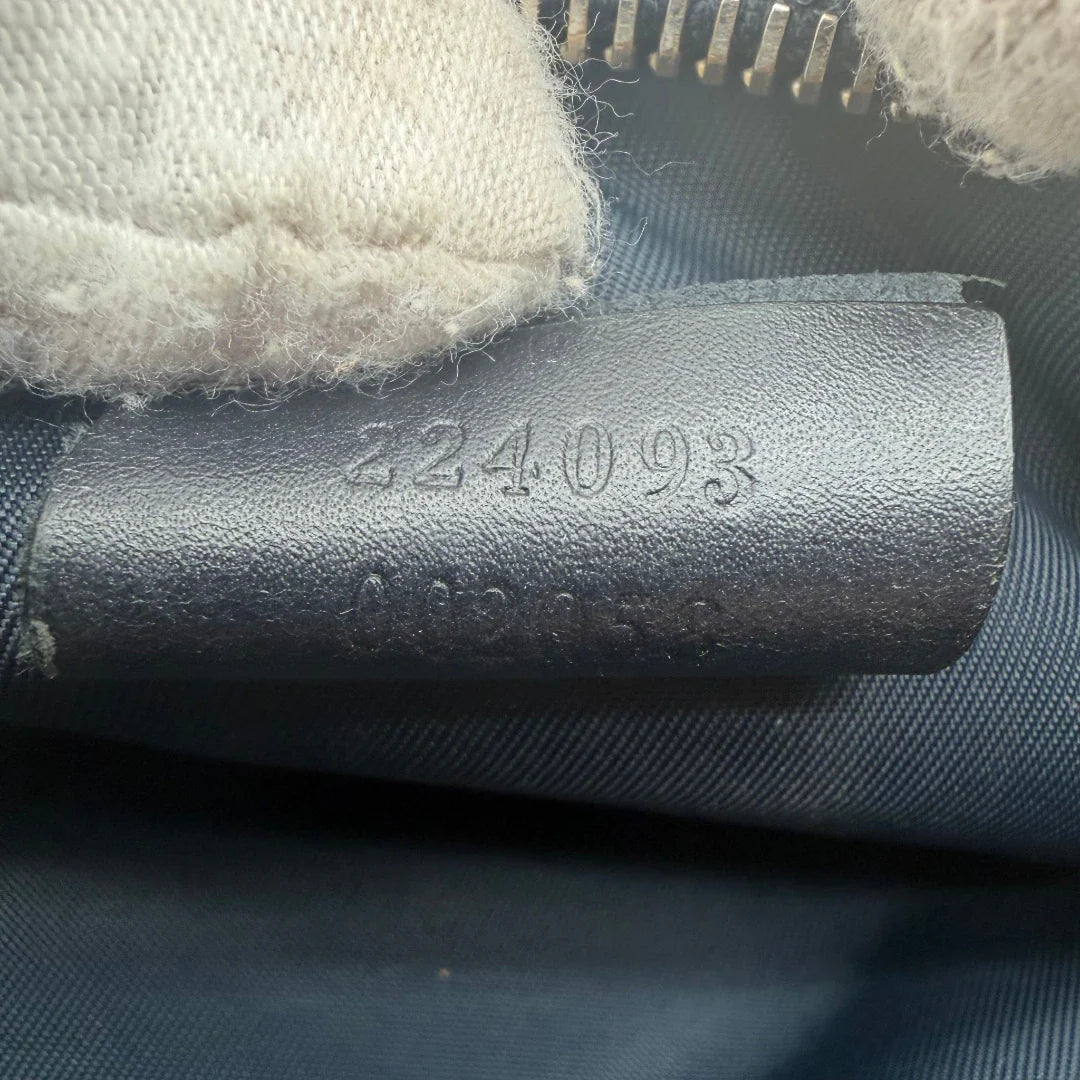 https://cdn.shopify.com/s/files/1/0564/9376/8855/files/Gucci_Pochette_Sherry_Line_monogram_beige_vintage_GG6092_ee41bd5e-7ad7-44da-85dd-317519e1f9bd.webp?v=1778198707