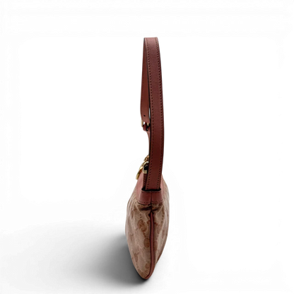 https://cdn.shopify.com/s/files/1/0564/9376/8855/files/Gucci_Pochette_mit_GG_Anhanger_PVC_monogram_rosa_vintage_GG1749.webp?v=1779407743