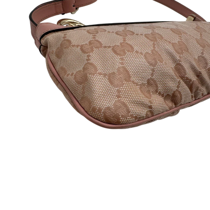 https://cdn.shopify.com/s/files/1/0564/9376/8855/files/Gucci_Pochette_mit_GG_Anhanger_PVC_monogram_rosa_vintage_GG1752.webp?v=1779407744