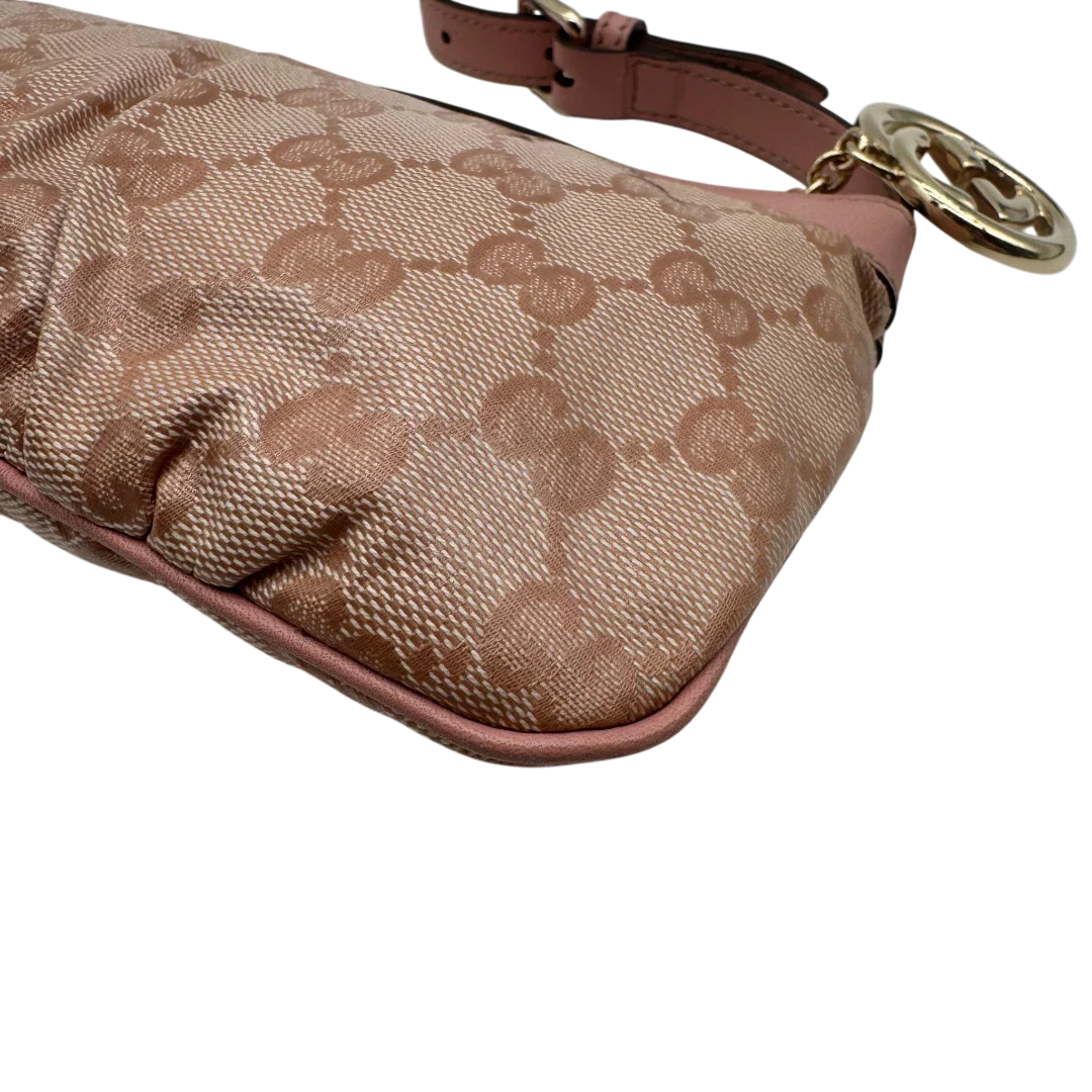 https://cdn.shopify.com/s/files/1/0564/9376/8855/files/Gucci_Pochette_mit_GG_Anhanger_PVC_monogram_rosa_vintage_GG1755.webp?v=1779407743