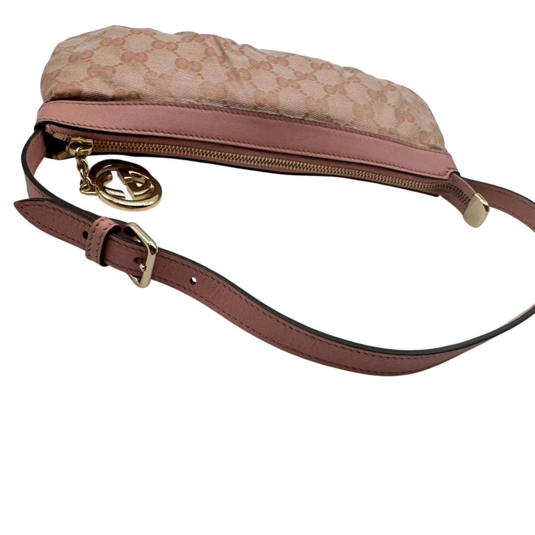 https://cdn.shopify.com/s/files/1/0564/9376/8855/files/Gucci_Pochette_mit_GG_Anhanger_PVC_monogram_rosa_vintage_GG1756.webp?v=1779407743