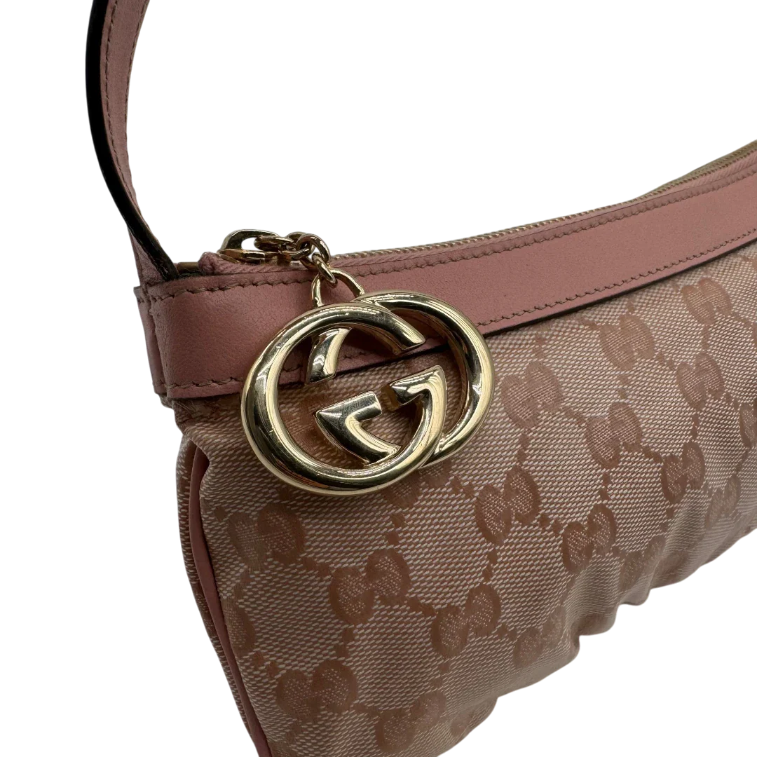 https://cdn.shopify.com/s/files/1/0564/9376/8855/files/Gucci_Pochette_mit_GG_Anhanger_PVC_monogram_rosa_vintage_GG1757.webp?v=1779407744
