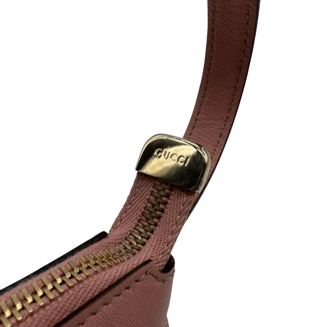https://cdn.shopify.com/s/files/1/0564/9376/8855/files/Gucci_Pochette_mit_GG_Anhanger_PVC_monogram_rosa_vintage_GG1758.webp?v=1779407743