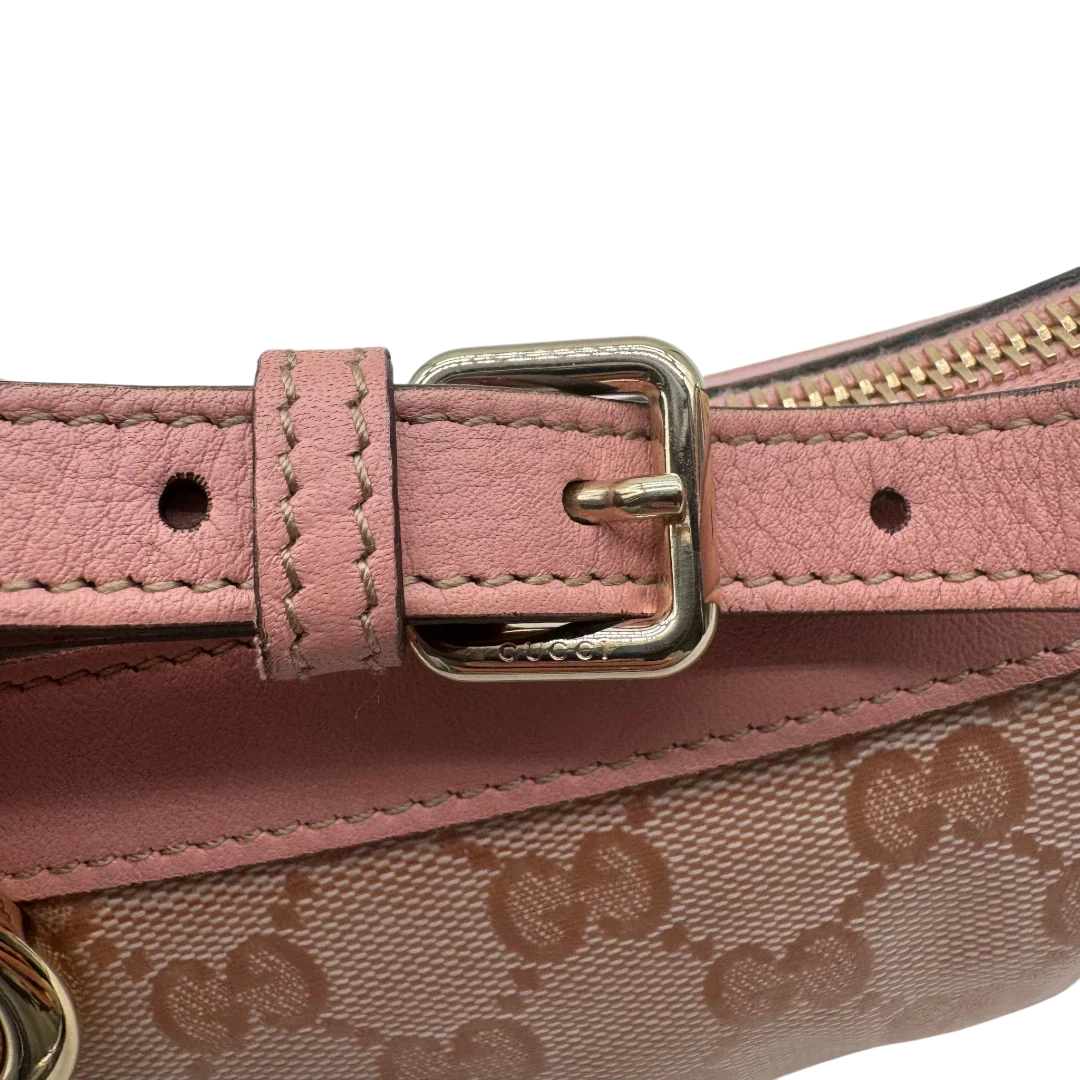 https://cdn.shopify.com/s/files/1/0564/9376/8855/files/Gucci_Pochette_mit_GG_Anhanger_PVC_monogram_rosa_vintage_GG1759.webp?v=1779407744