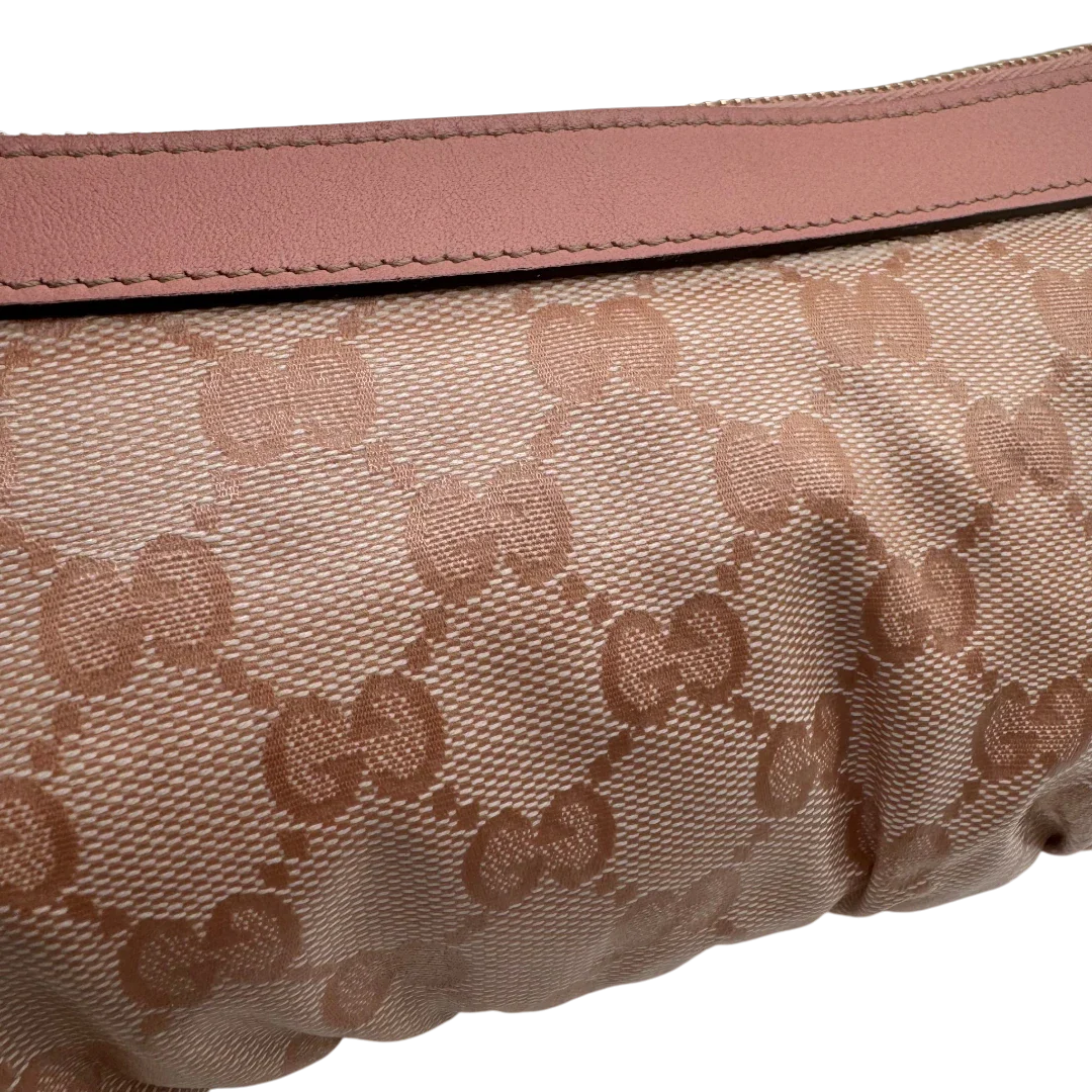 https://cdn.shopify.com/s/files/1/0564/9376/8855/files/Gucci_Pochette_mit_GG_Anhanger_PVC_monogram_rosa_vintage_GG1760.webp?v=1779407744