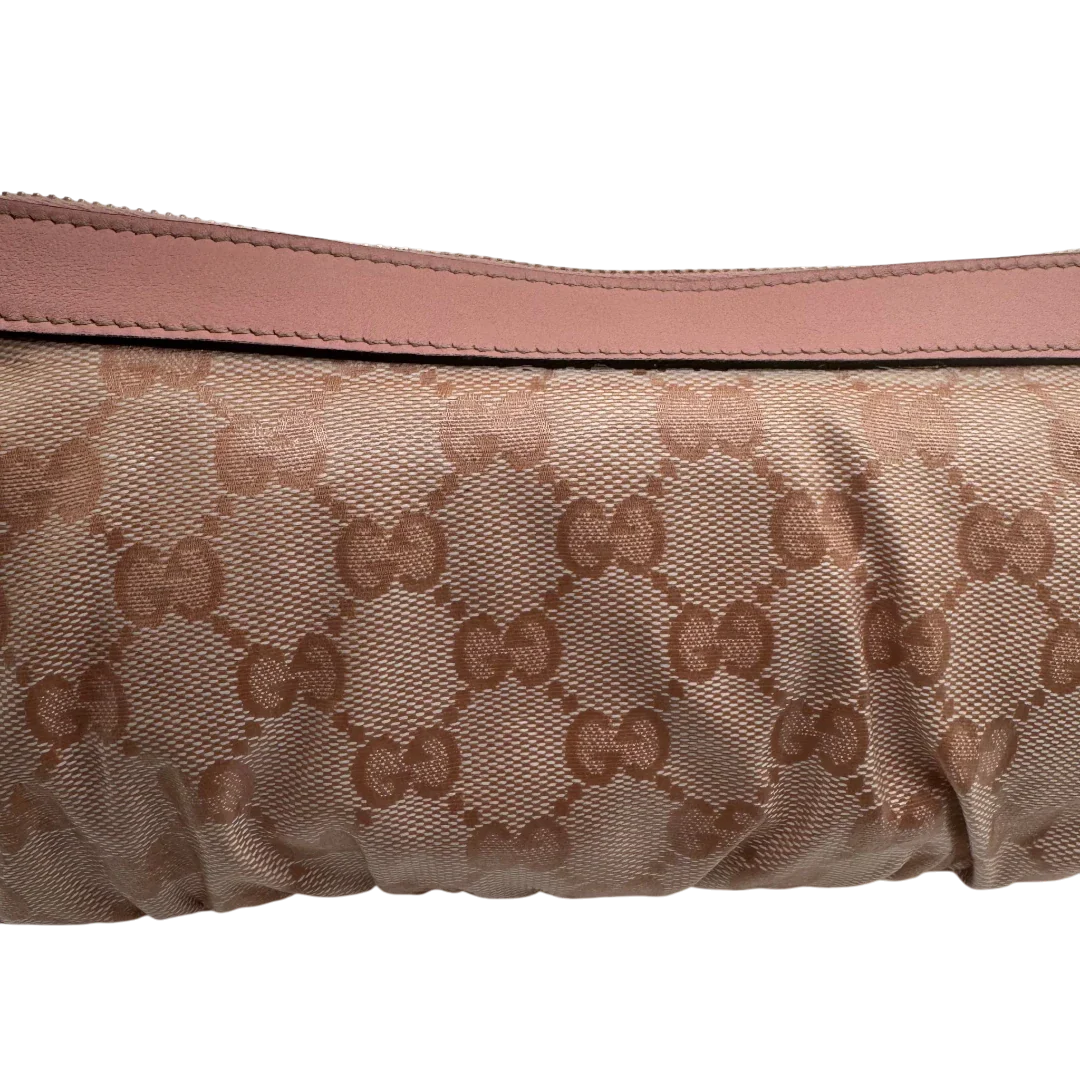 https://cdn.shopify.com/s/files/1/0564/9376/8855/files/Gucci_Pochette_mit_GG_Anhanger_PVC_monogram_rosa_vintage_GG1761.webp?v=1779407744