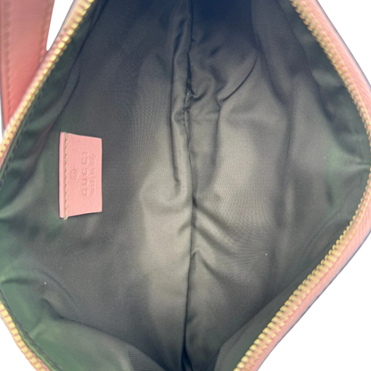 https://cdn.shopify.com/s/files/1/0564/9376/8855/files/Gucci_Pochette_mit_GG_Anhanger_PVC_monogram_rosa_vintage_GG1763.webp?v=1779407744