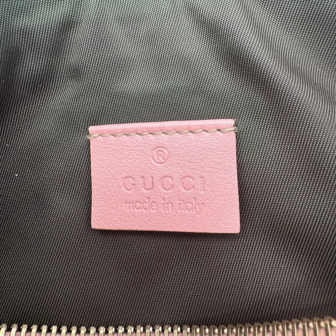 https://cdn.shopify.com/s/files/1/0564/9376/8855/files/Gucci_Pochette_mit_GG_Anhanger_PVC_monogram_rosa_vintage_GG1764.webp?v=1779407744