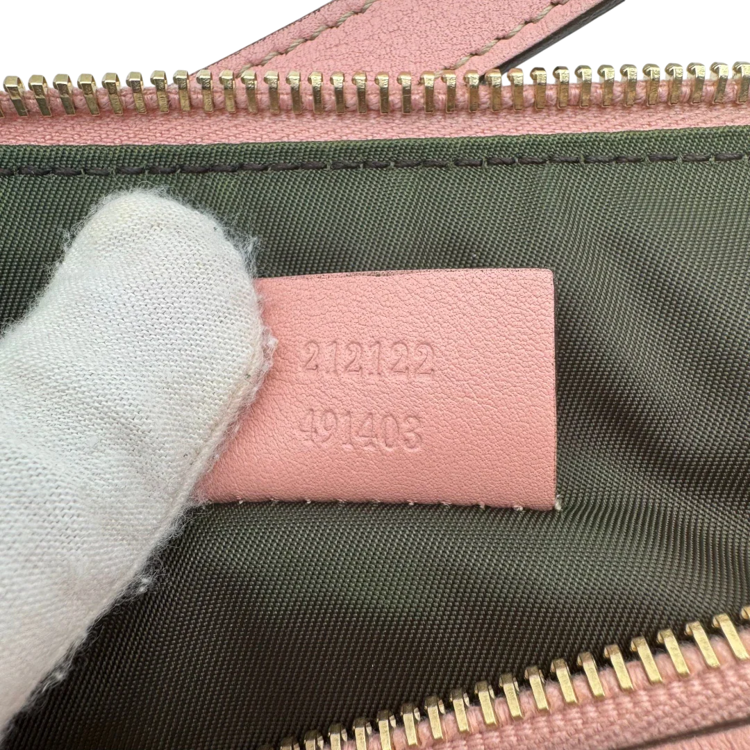 https://cdn.shopify.com/s/files/1/0564/9376/8855/files/Gucci_Pochette_mit_GG_Anhanger_PVC_monogram_rosa_vintage_GG1765.webp?v=1779407744