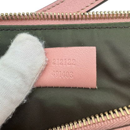 https://cdn.shopify.com/s/files/1/0564/9376/8855/files/Gucci_Pochette_mit_GG_Anhanger_PVC_monogram_rosa_vintage_GG1765.webp?v=1779407744