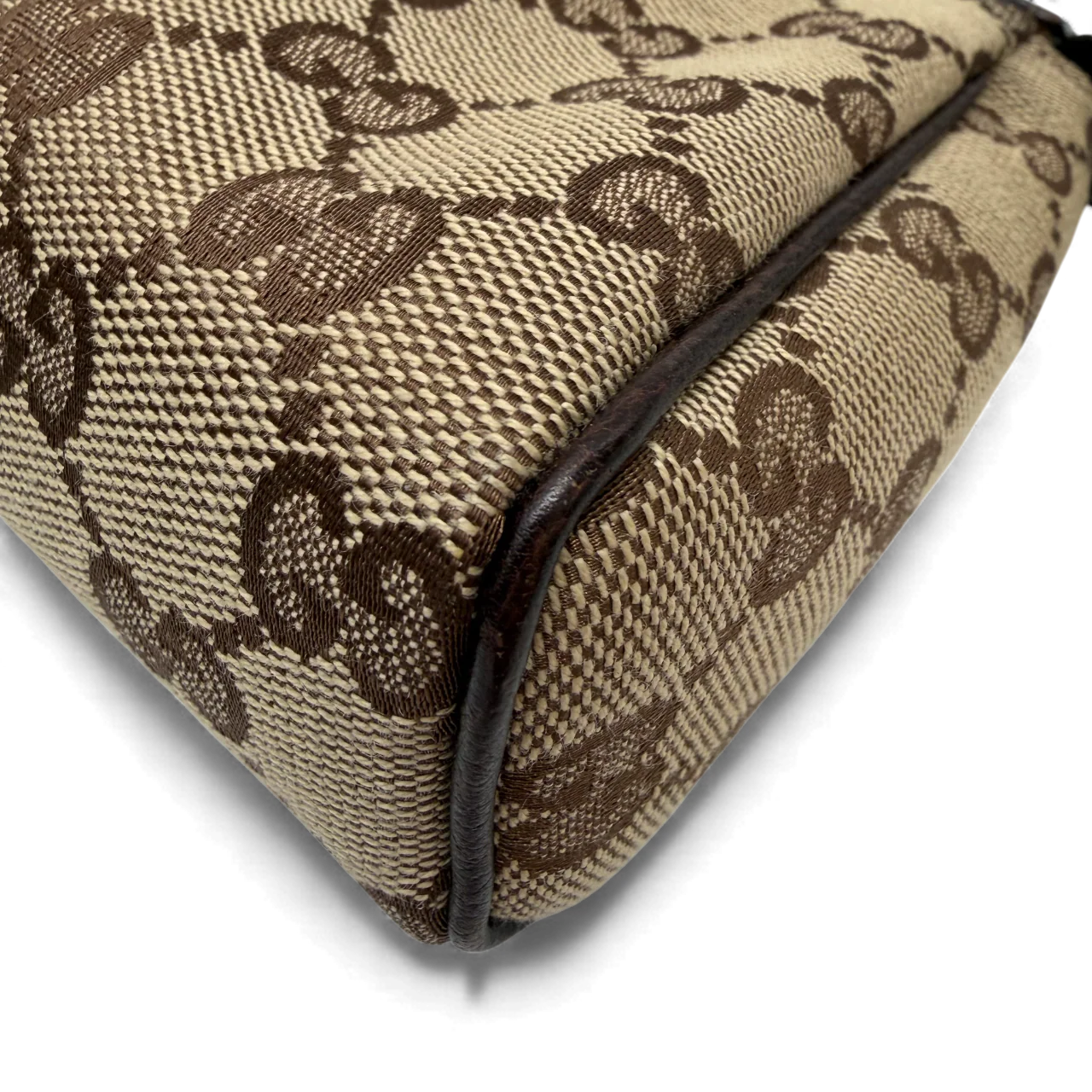 https://cdn.shopify.com/s/files/1/0564/9376/8855/files/Gucci_Pochette_monogram_braun_vintage_GG3559.webp?v=1764857398
