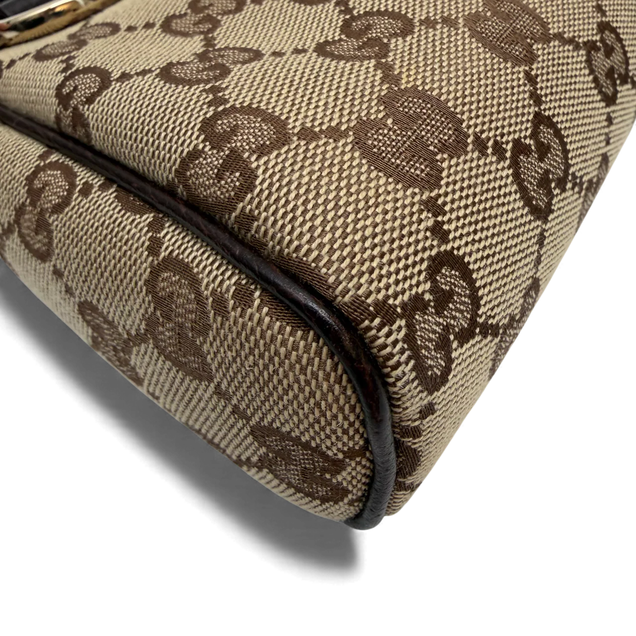 https://cdn.shopify.com/s/files/1/0564/9376/8855/files/Gucci_Pochette_monogram_braun_vintage_GG3560.webp?v=1764857398
