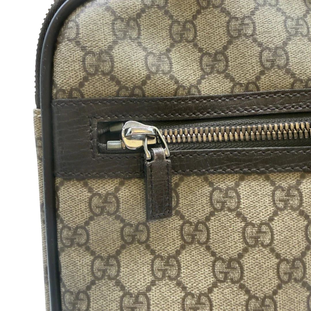 https://cdn.shopify.com/s/files/1/0564/9376/8855/files/Gucci_Reisekoffer_Sherry_Line_monogram_beige_12.webp?v=1783512441