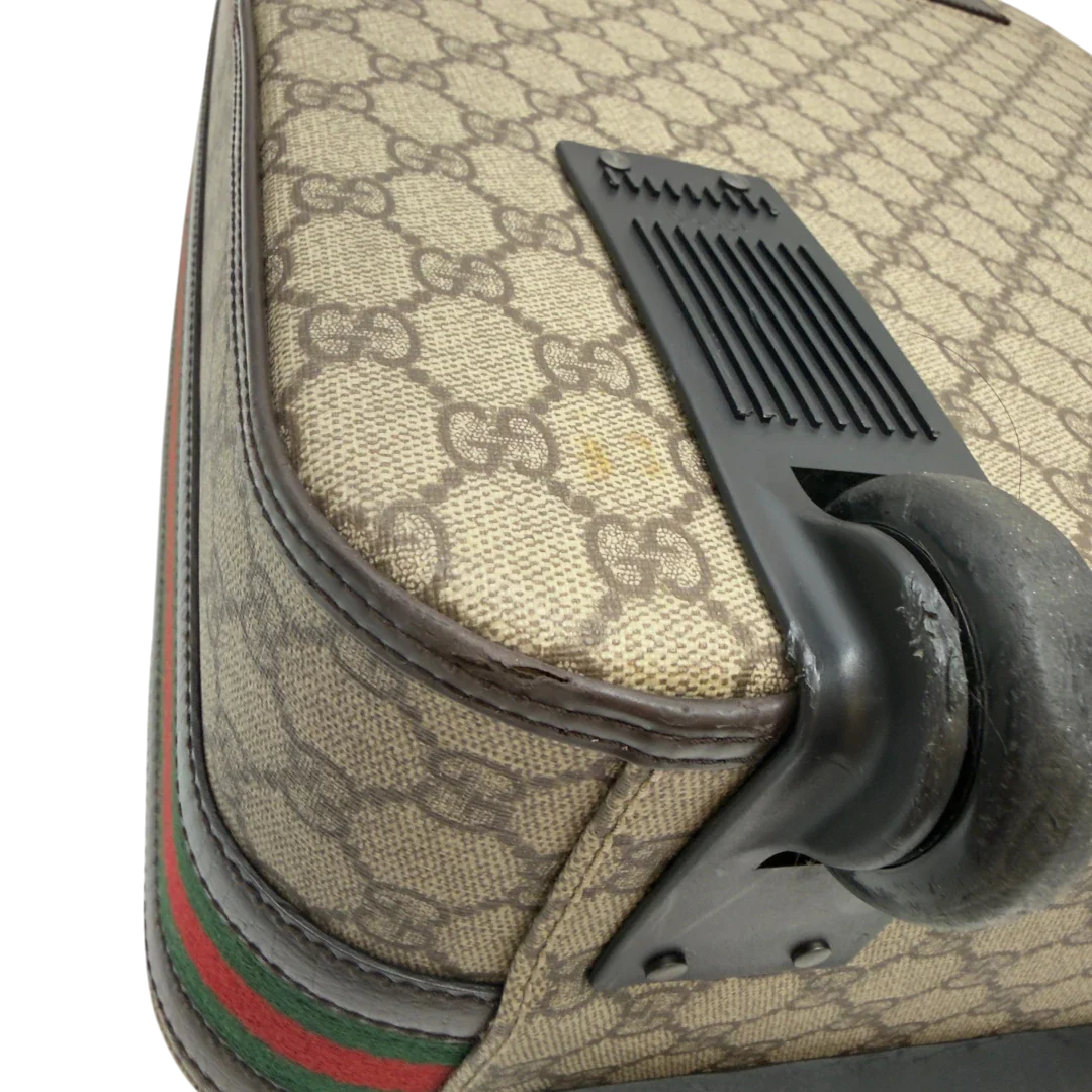 https://cdn.shopify.com/s/files/1/0564/9376/8855/files/Gucci_Reisekoffer_Sherry_Line_monogram_beige_8.webp?v=1783512441