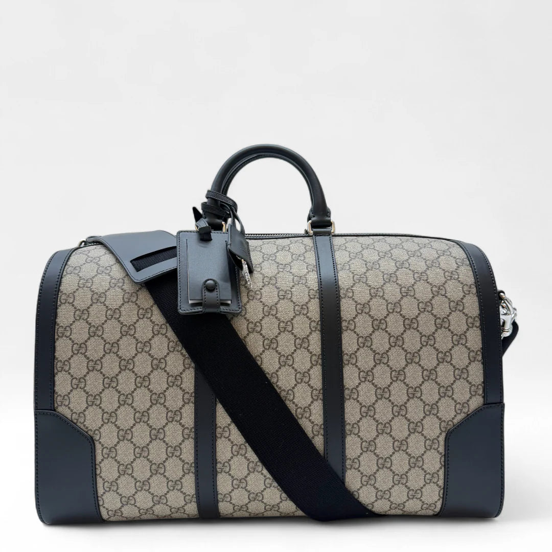 https://cdn.shopify.com/s/files/1/0564/9376/8855/files/Gucci_Reisetasche_45_mit_Umhangegurt_monogram_beige_Duffle_bag0357.webp?v=1761266473