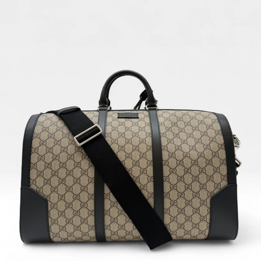 https://cdn.shopify.com/s/files/1/0564/9376/8855/files/Gucci_Reisetasche_45_mit_Umhangegurt_monogram_beige_Duffle_bag0358.webp?v=1761145999