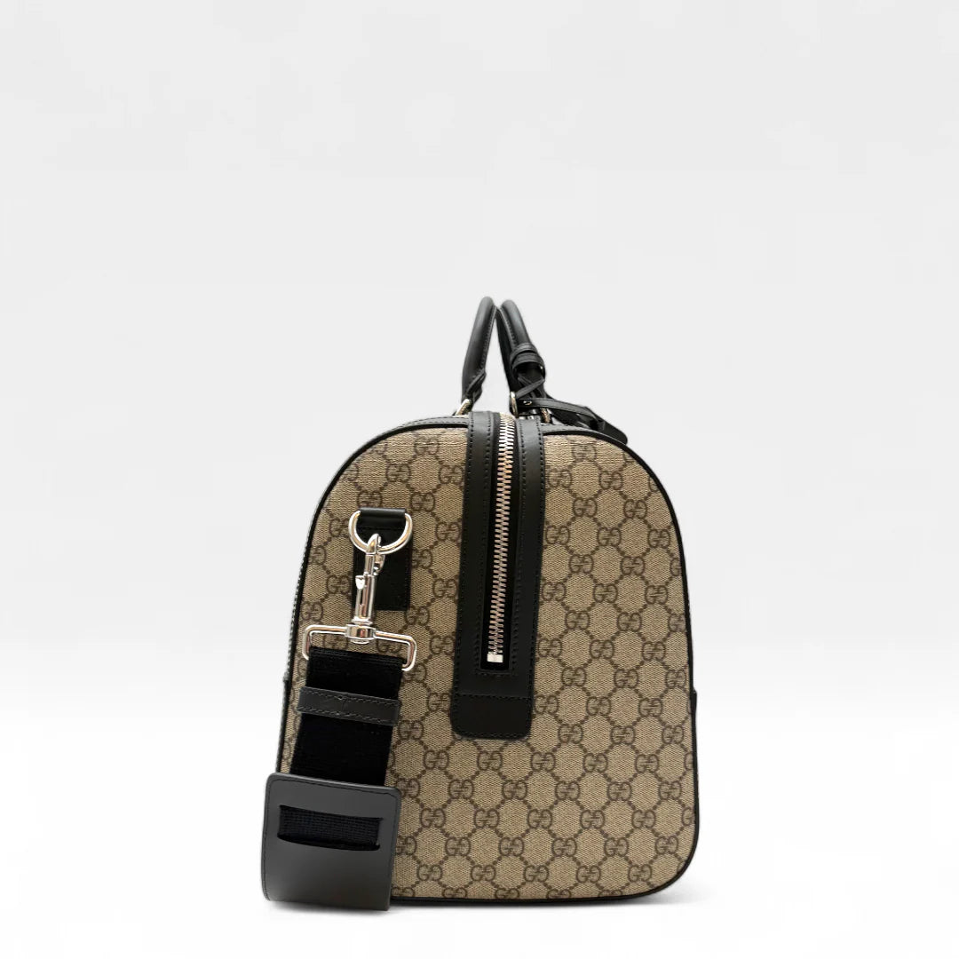 https://cdn.shopify.com/s/files/1/0564/9376/8855/files/Gucci_Reisetasche_45_mit_Umhangegurt_monogram_beige_Duffle_bag0361.webp?v=1761266473