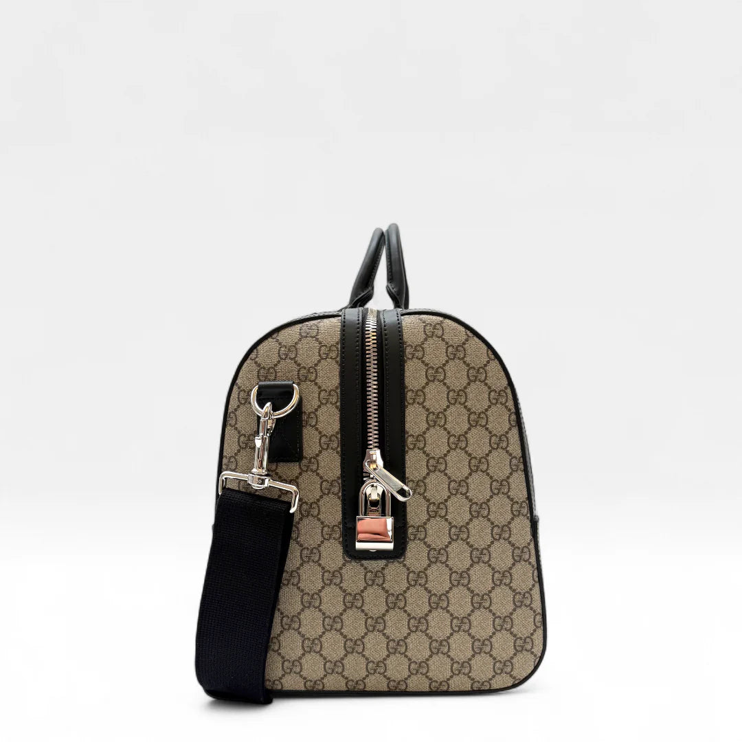 https://cdn.shopify.com/s/files/1/0564/9376/8855/files/Gucci_Reisetasche_45_mit_Umhangegurt_monogram_beige_Duffle_bag0362.webp?v=1761266473