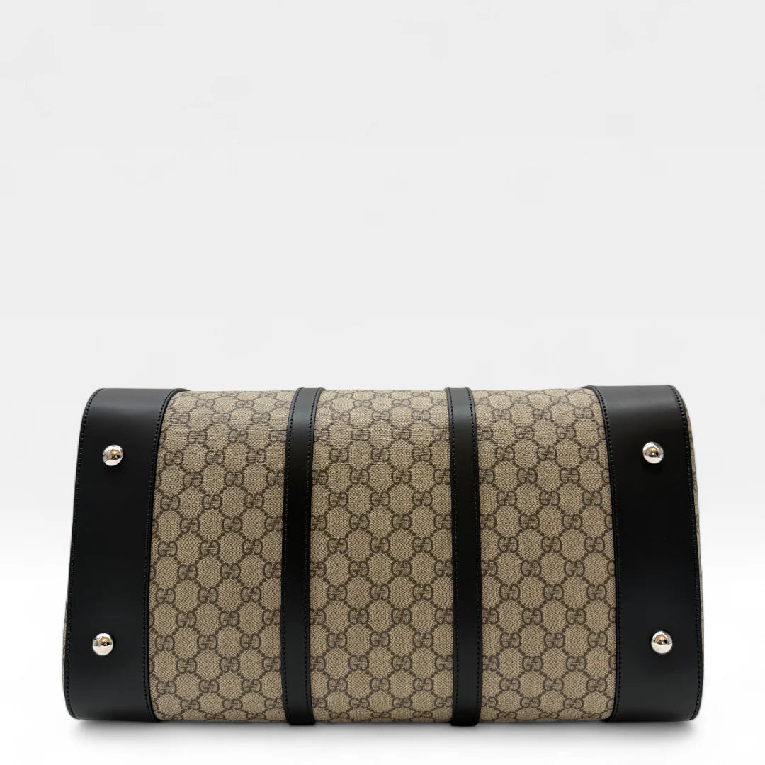 https://cdn.shopify.com/s/files/1/0564/9376/8855/files/Gucci_Reisetasche_45_mit_Umhangegurt_monogram_beige_Duffle_bag0363.webp?v=1761266473