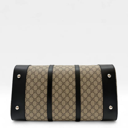 https://cdn.shopify.com/s/files/1/0564/9376/8855/files/Gucci_Reisetasche_45_mit_Umhangegurt_monogram_beige_Duffle_bag0363.webp?v=1761266473