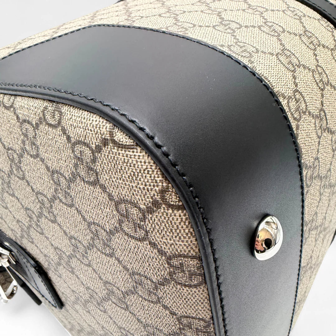 https://cdn.shopify.com/s/files/1/0564/9376/8855/files/Gucci_Reisetasche_45_mit_Umhangegurt_monogram_beige_Duffle_bag0365.webp?v=1761266473