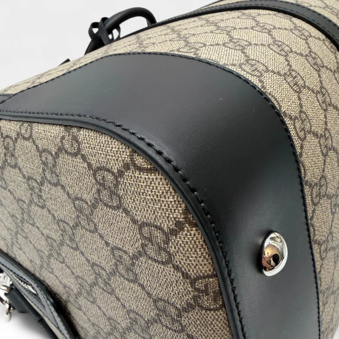 https://cdn.shopify.com/s/files/1/0564/9376/8855/files/Gucci_Reisetasche_45_mit_Umhangegurt_monogram_beige_Duffle_bag0367.webp?v=1761266473