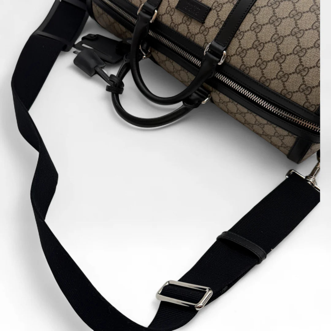 https://cdn.shopify.com/s/files/1/0564/9376/8855/files/Gucci_Reisetasche_45_mit_Umhangegurt_monogram_beige_Duffle_bag0369.webp?v=1761266473