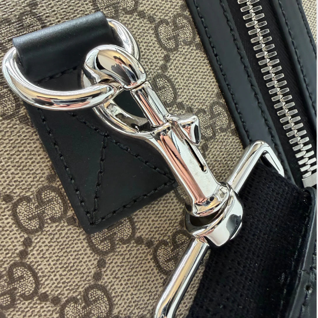 https://cdn.shopify.com/s/files/1/0564/9376/8855/files/Gucci_Reisetasche_45_mit_Umhangegurt_monogram_beige_Duffle_bag0372.webp?v=1761266473
