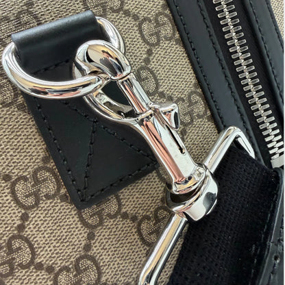 https://cdn.shopify.com/s/files/1/0564/9376/8855/files/Gucci_Reisetasche_45_mit_Umhangegurt_monogram_beige_Duffle_bag0372.webp?v=1761266473