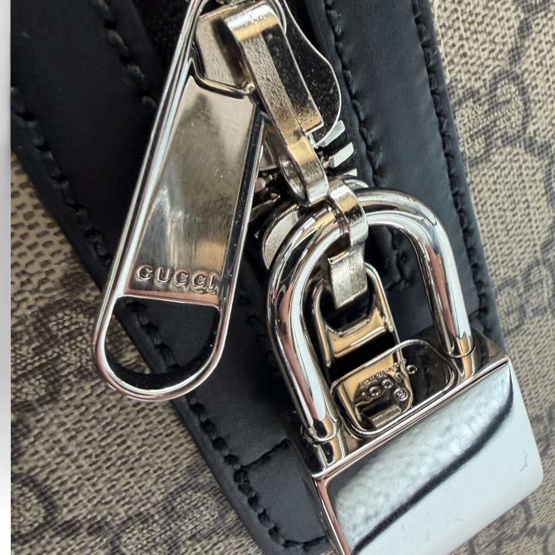 https://cdn.shopify.com/s/files/1/0564/9376/8855/files/Gucci_Reisetasche_45_mit_Umhangegurt_monogram_beige_Duffle_bag0376.webp?v=1761266473