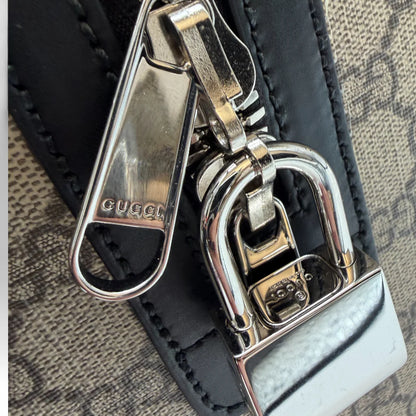 https://cdn.shopify.com/s/files/1/0564/9376/8855/files/Gucci_Reisetasche_45_mit_Umhangegurt_monogram_beige_Duffle_bag0376.webp?v=1761266473